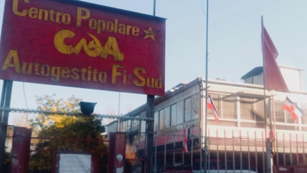 Bandiere di Tito nel Giorno del ricordo. L'oltraggio del centro sociale