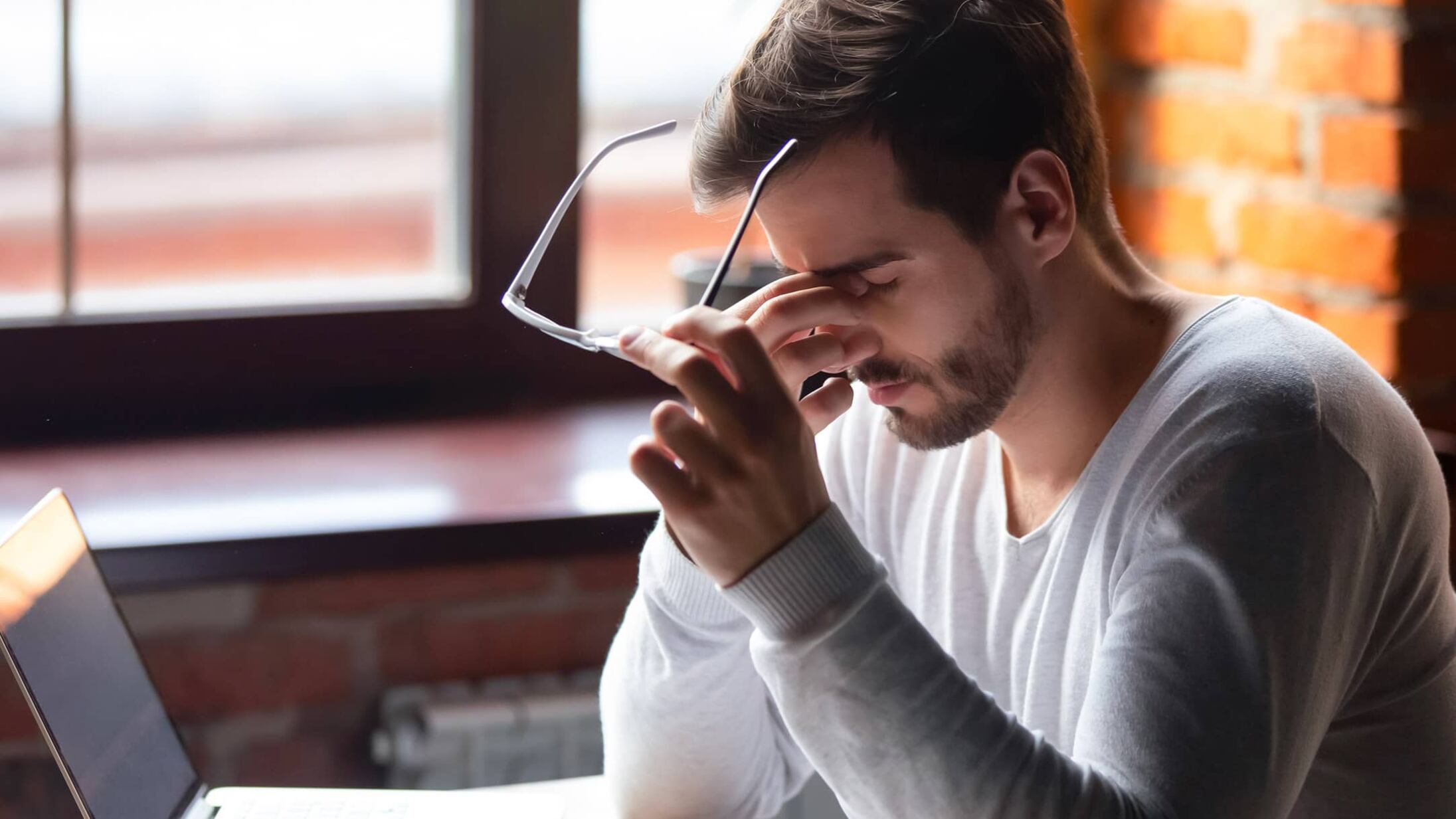 Affaticamento degli occhi: come ridurlo e quando non sottovalutare i sintomi (come mal di testa o annebbiamento)