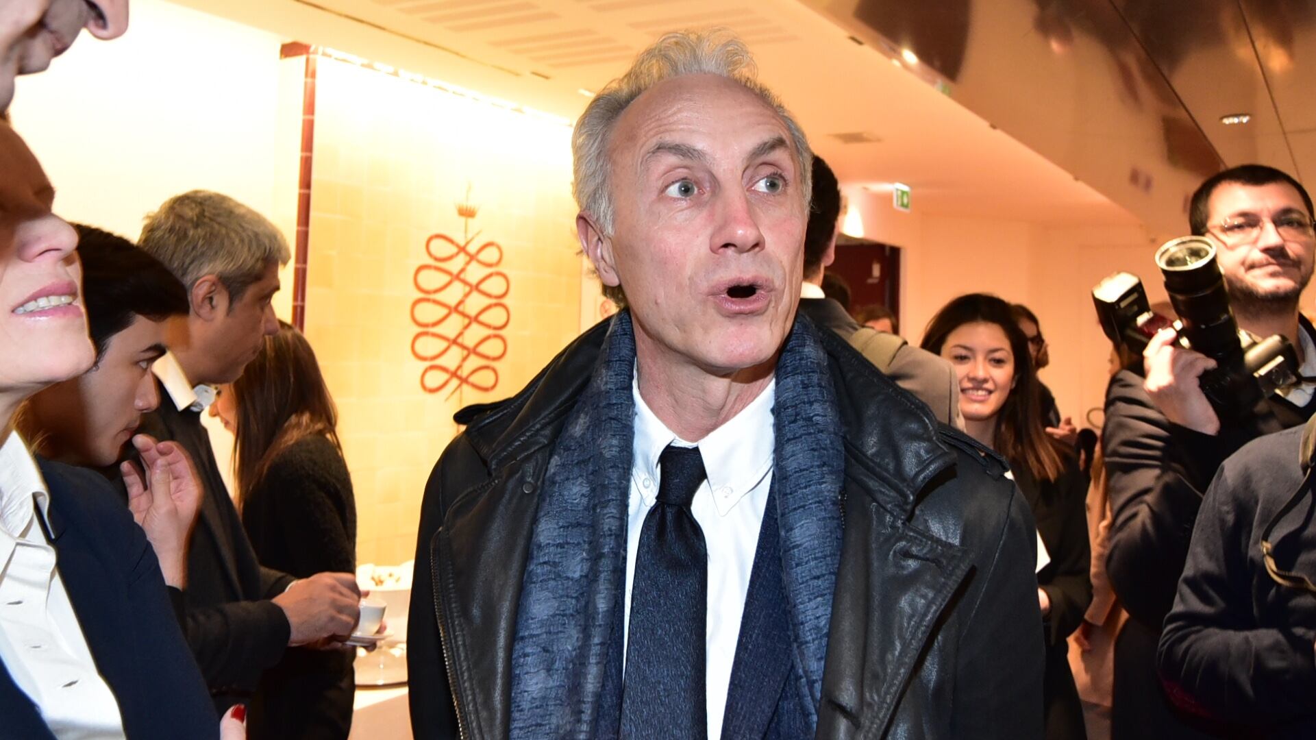 Incidente per Travaglio, la sua auto tra i tavoli di un locale