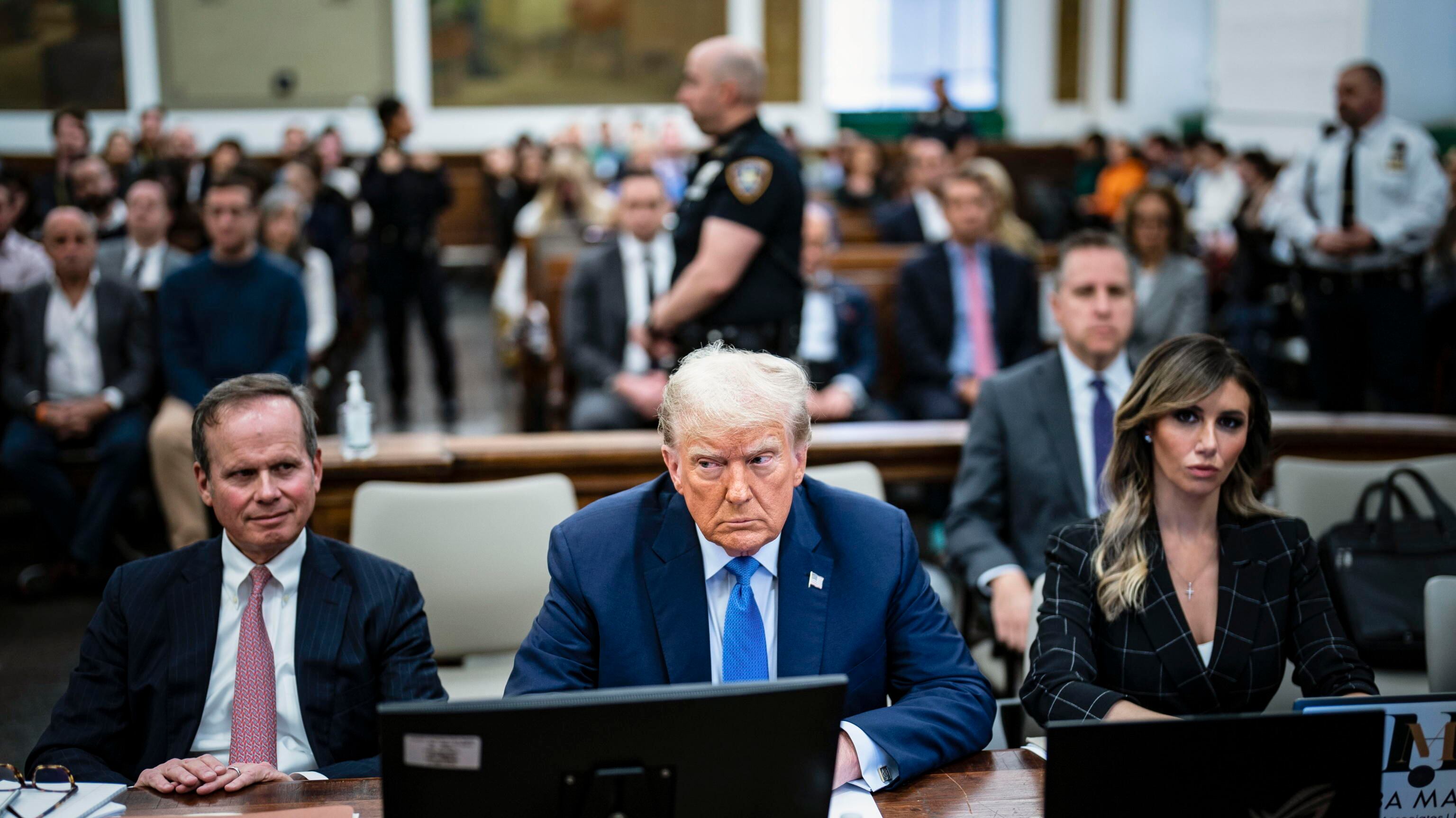 Trump, il processo show è un comizio elettorale. "La pm pagata da Soros"