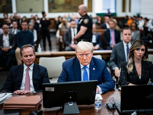 Trump, il processo show è un comizio elettorale. "La pm pagata da Soros"