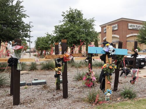 Texas, neonazista spara e fa 8 morti al market. Poi un Suv sui migranti