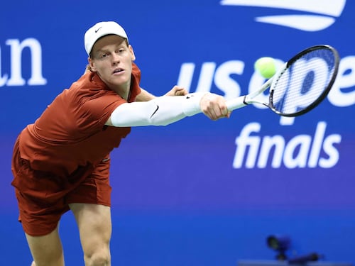 Sinner rinuncia agli Us Open: il ginocchio non dà tregua, torna Alcaraz dopo mesi di stop