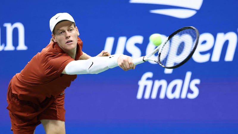 Sinner rinuncia agli Us Open: il ginocchio non dà tregua, torna Alcaraz dopo mesi di stop