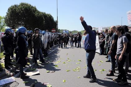 Antagonisti contro la polizia a Pisa 1