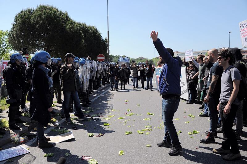 Antagonisti contro la polizia a Pisa 1