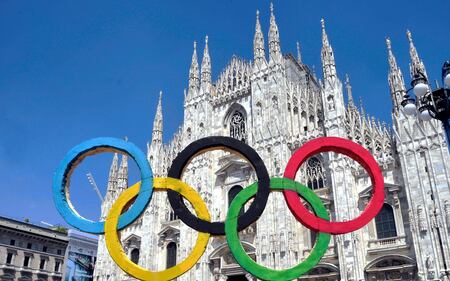I cinque cerchi delle Olimpiadi colorano Milano 1