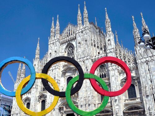 I cinque cerchi delle Olimpiadi colorano Milano