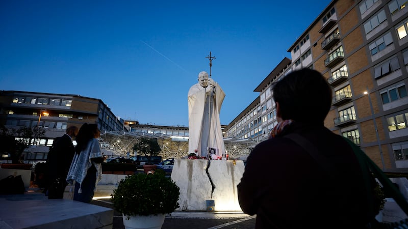Il Papa verso le dimissioni: lascerà il Gemelli nel pomeriggio. Domani l’Angelus dal Palazzo Apostolico