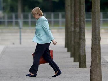 Il volto provato della Merkel dopo il referendum greco 7