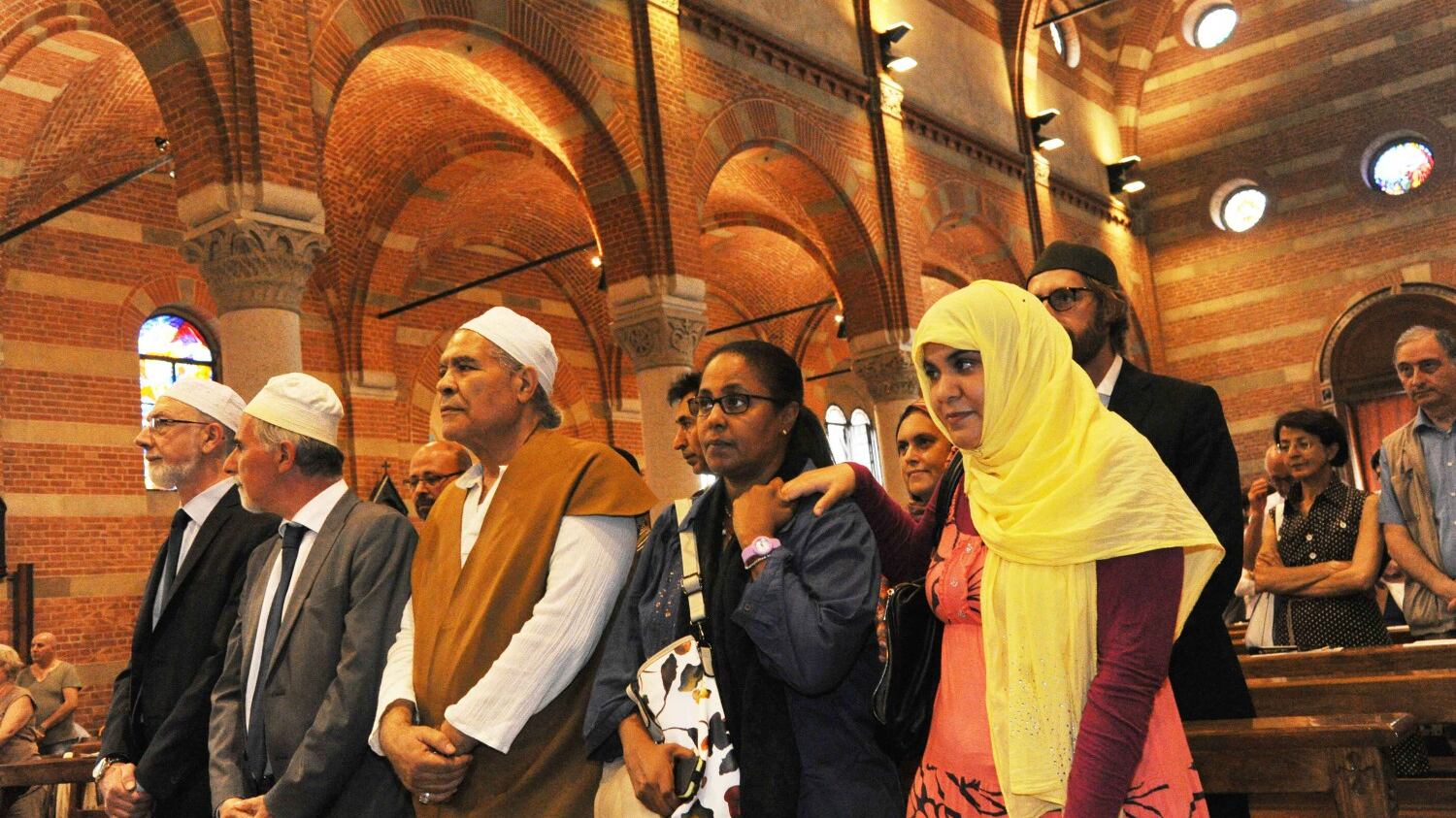 Prete sgozzato, islamici a Messa con i cattolici