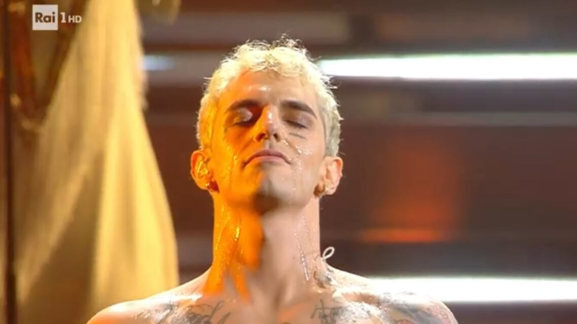 Achille Lauro si battezza sul palco: piovono accuse di blasfemia