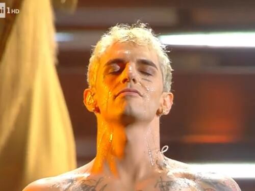Achille Lauro si battezza sul palco: piovono accuse di blasfemia