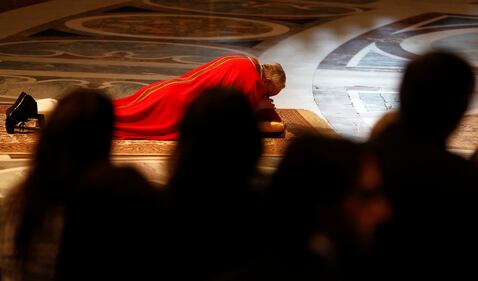 Papa Francesco sdraiato a terra per adorare la croce 4