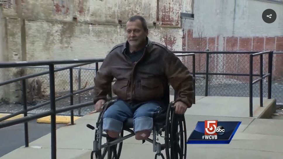 Picchiano e rubano la sedia a rotelle a disabile