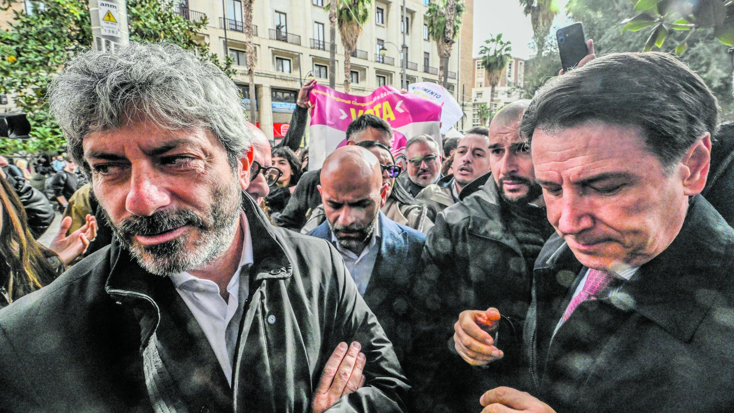 La trovata di Fico e Conte per convincere i campani. "Un sussidio per le cure"