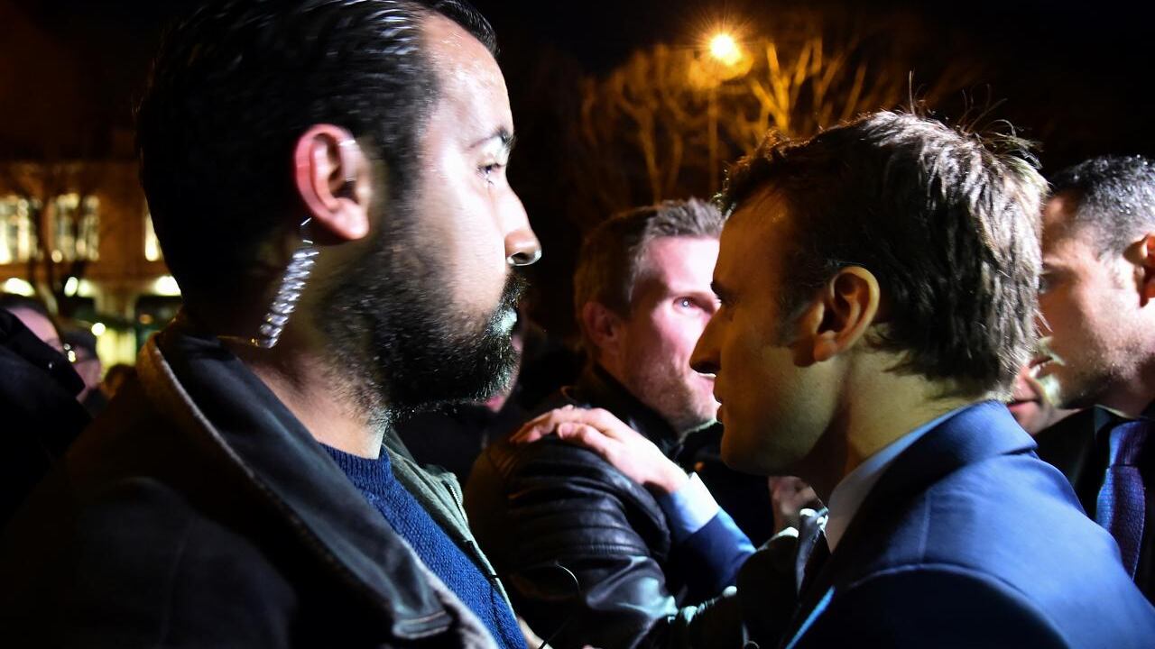 Benalla grida al complotto: "Se la prendono con me per arrivare a Macron"