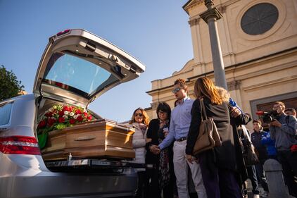 L'ultimo saluto a Matilde Lorenzi: le immagini più toccanti dei funerali 8