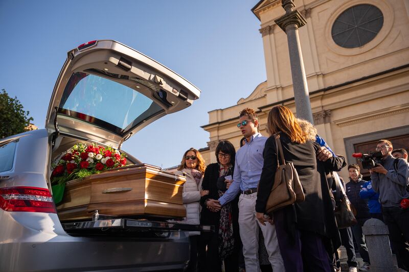 L'ultimo saluto a Matilde Lorenzi: le immagini più toccanti dei funerali 8