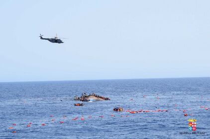 Naufragio a largo della Libia: a bordo 500 persone 16