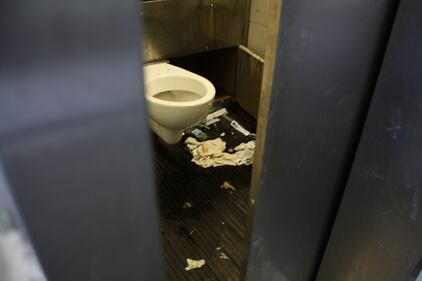 Napoli, i "bagni dell'eroina" alla stazione centrale 2