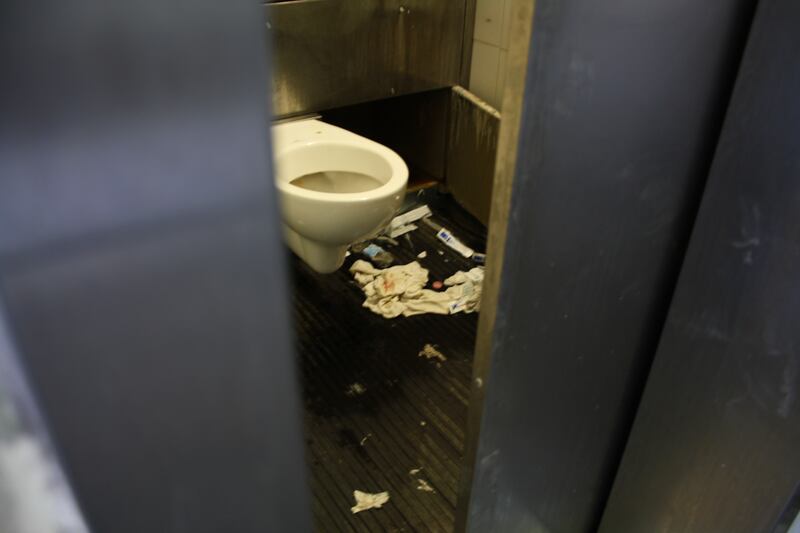 Napoli, i "bagni dell'eroina" alla stazione centrale 2