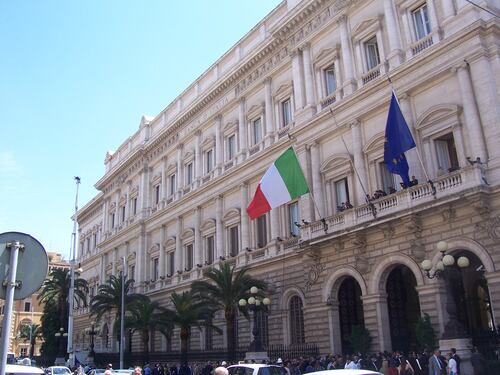Da Palazzo Koch monito alle banche: "Chi ha bilancio in rosso non distribuisca dividendi"