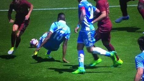 Roma-Lazio, bufera su Orsato. Strootman, il rigore non c'è