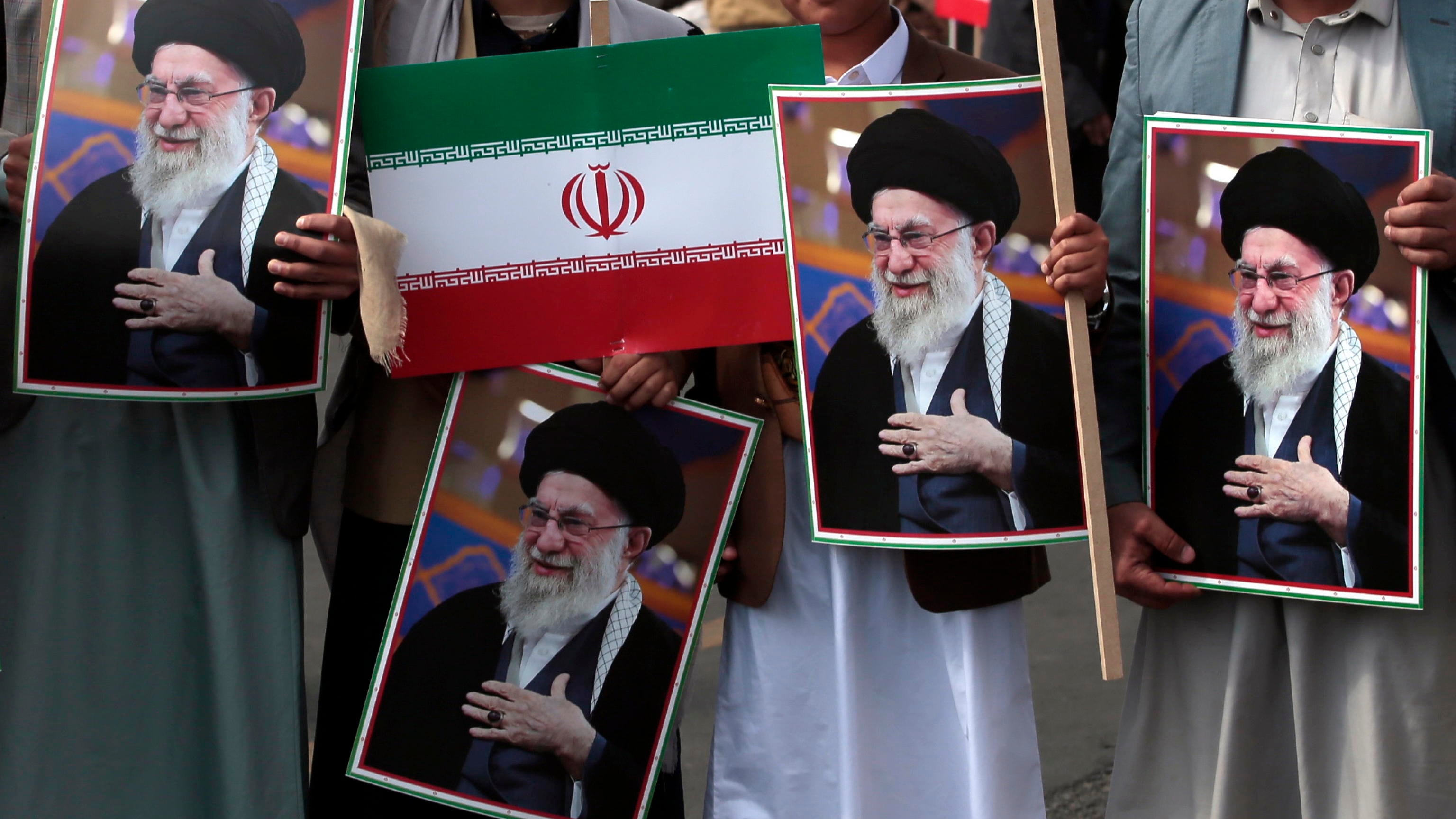 Rinviati i funerali di Khamenei. Si temono disordini e rivolte. Già 100mila in fuga da Teheran