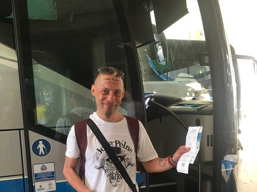 Addio al celibato choc: fanno tatuare il nome dello sposo sulla fronte di un senzatetto