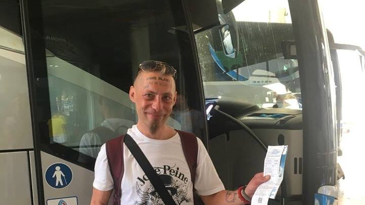 Addio al celibato choc: fanno tatuare il nome dello sposo sulla fronte di un senzatetto