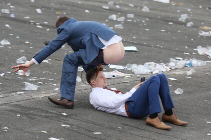 Alcol, follia e scollature trash. Ecco il Grand Nationale Horse Racing festival 1