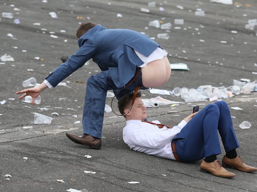 Alcol, follia e scollature trash. Ecco il Grand National Horse Racing festival