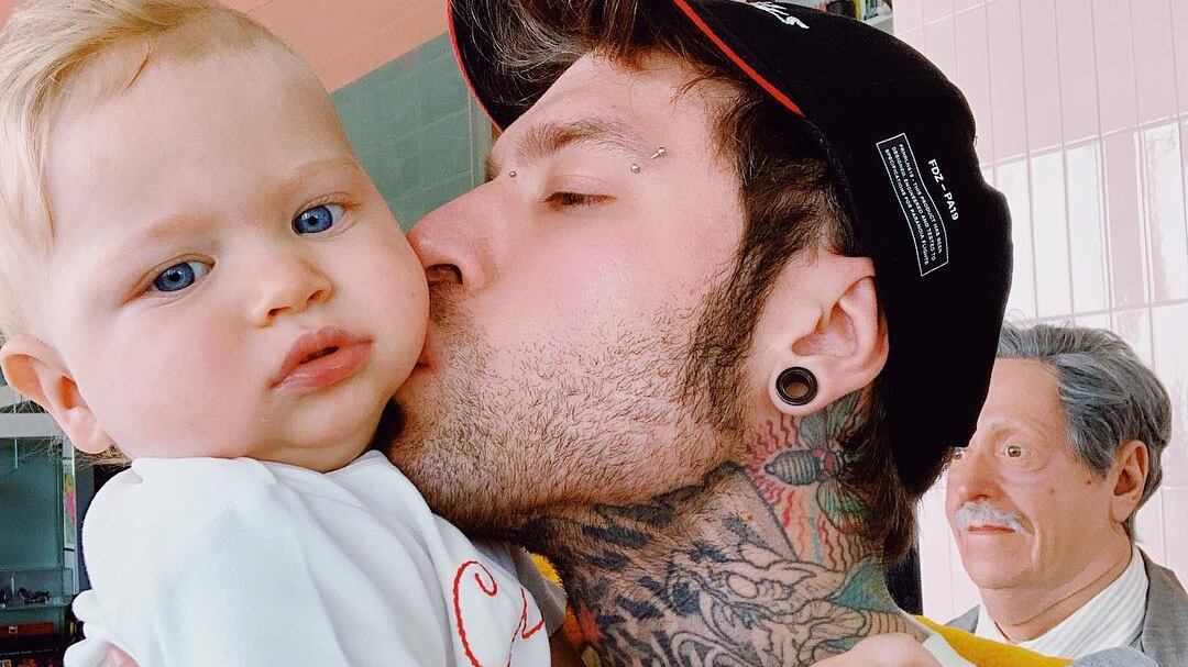 Fedez canta la "Baby Shark Dance" per Leone: la reazione del piccolo è tenerissima