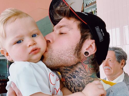 Fedez canta la "Baby Shark Dance" per Leone: la reazione del piccolo è tenerissima