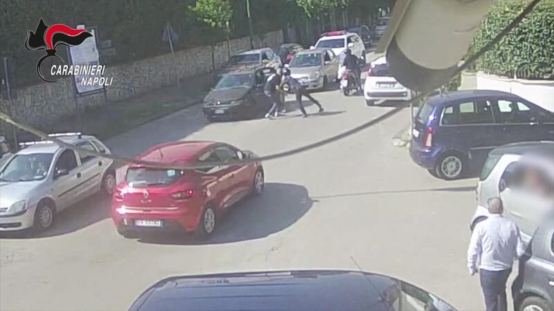 La rapina sventata ad Afragola dal carabiniere: la sequenza 6