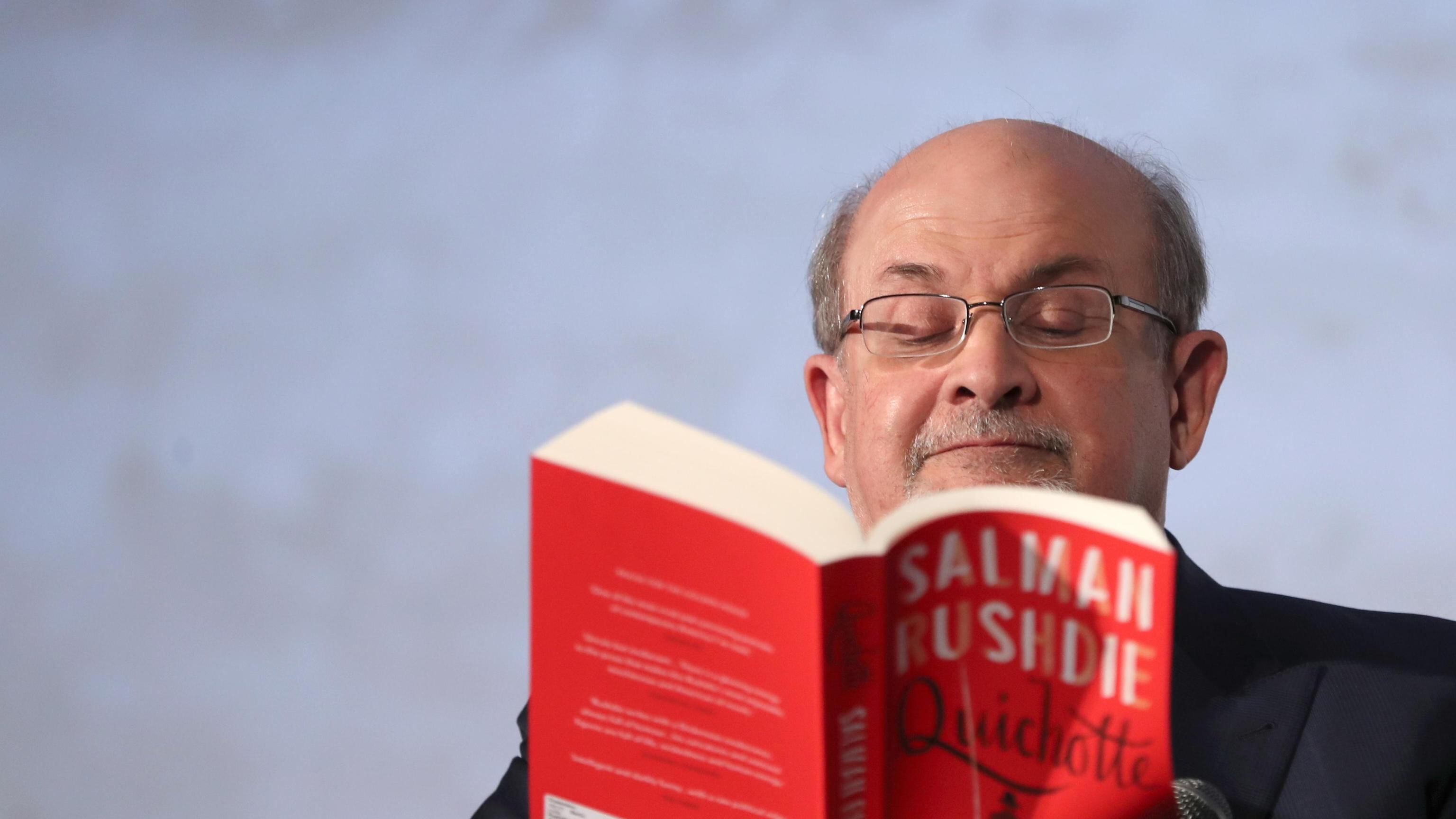 "Parla con gli investigatori". Rushdie ascoltato dalla polizia