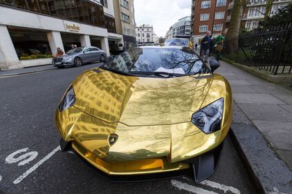 Londra, miliardario saudita con auto dorate al seguito 4