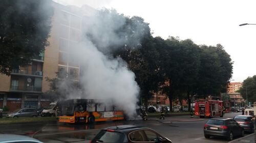 Milano, un bus in fiamme in via Rombon 2