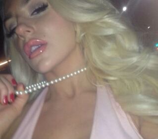 Courtney Stodden, da sposa minorenne a star di Instagram tutta curve 14