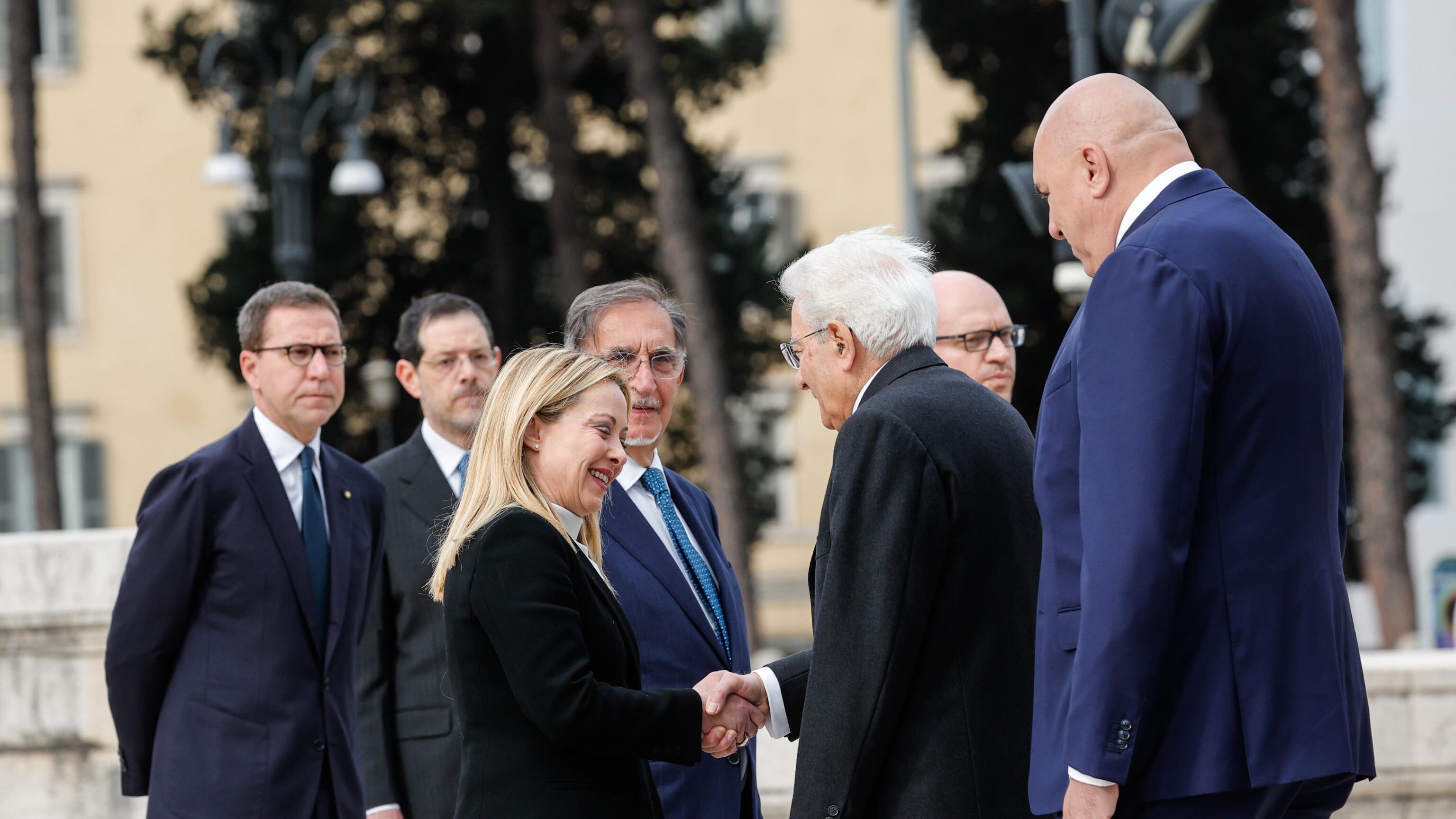 "Tenere viva la memoria". Mattarella e Meloni all'Altare della Patria per il 25 aprile