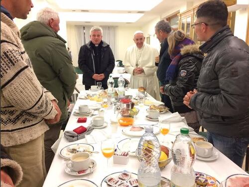 Il compleanno di Papa Francesco e la colazione con i senzatetto