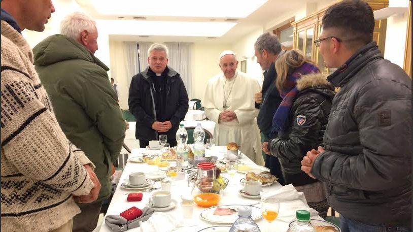 Il compleanno di Papa Francesco e la colazione con i senzatetto