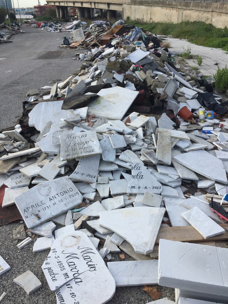 Napoli, lapidi in discarica abusiva a Ponticelli