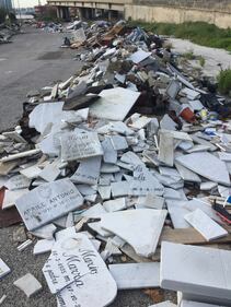 Napoli, lapidi in discarica abusiva a Ponticelli