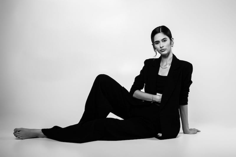 Pantaloni neri anni 90, come abbinarli con stile in autunno
