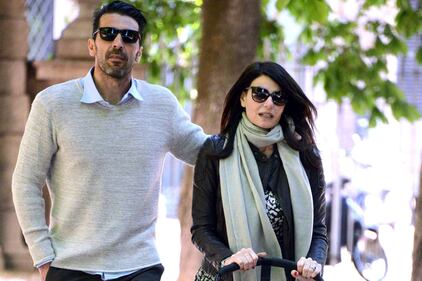 Ilaria D'Amico e Gigi Buffon, passione in piscina e pancino sospetto 15