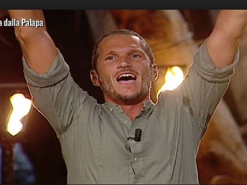 Alvin contro le polemiche a L'isola dei Famosi: "Tutti conduttori sul divano di casa"