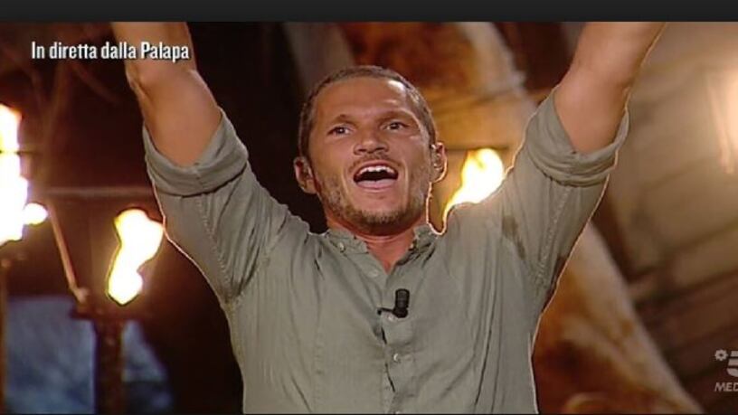 Alvin contro le polemiche a L'isola dei Famosi: "Tutti conduttori sul divano di casa"