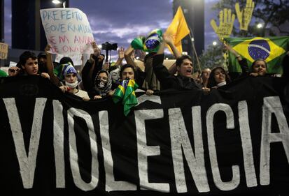 Brasile, proteste contro il governo 11